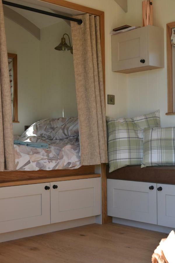 Ferienwohnung Snug Oak Hut With A View On A Welsh Hill Farm Brecon Exterior foto